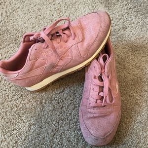 Women’s classic Reebok size 8